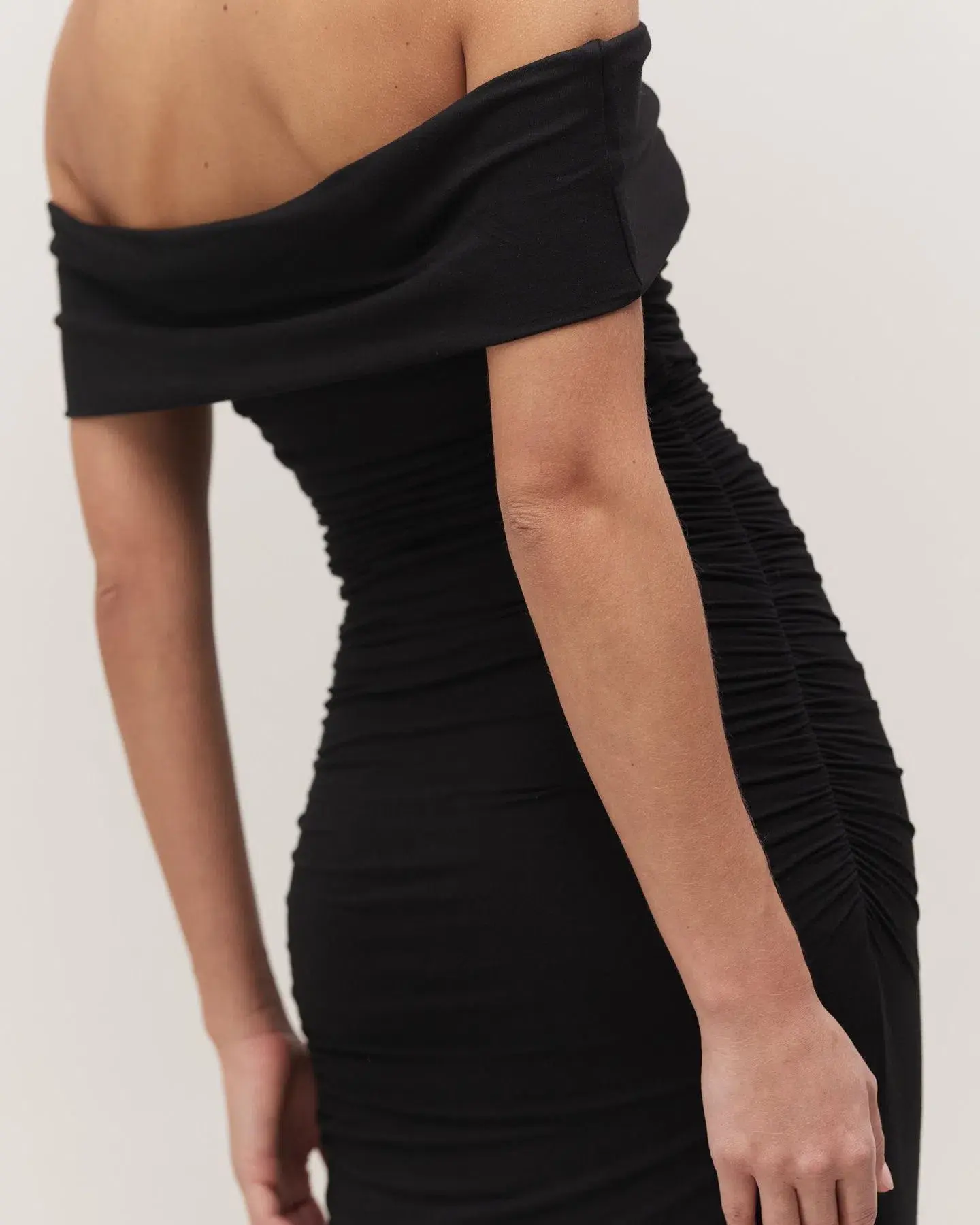Minima Esenciales Milana Off Shoulder Ruched Maxi Dress Black Size 8 - Image 4