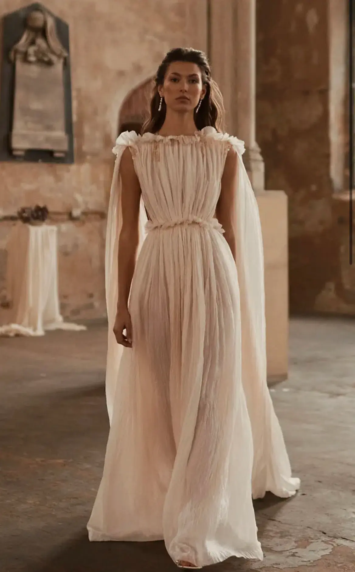 About Phaedra Amphitrite Gown White Size 10 - Image 1