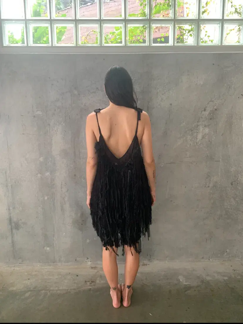 Camilla Black Mini Evening Dress with Feathers One Size - Image 5