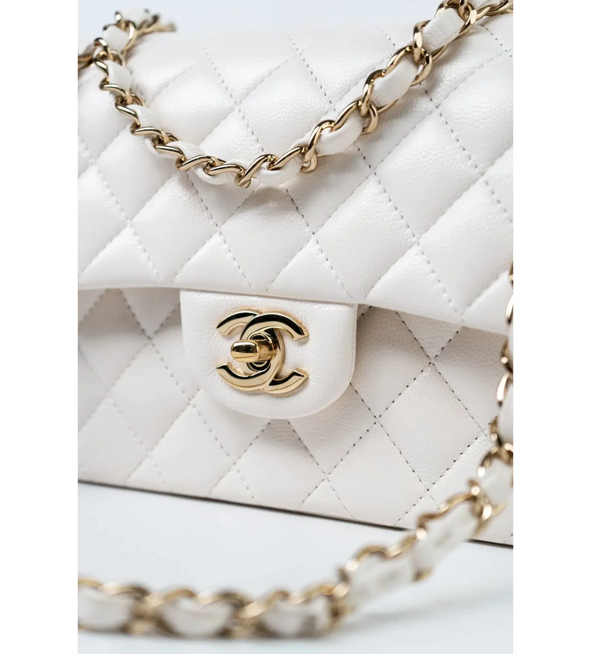 Chanel Classic Flap Bag in White - Image 2