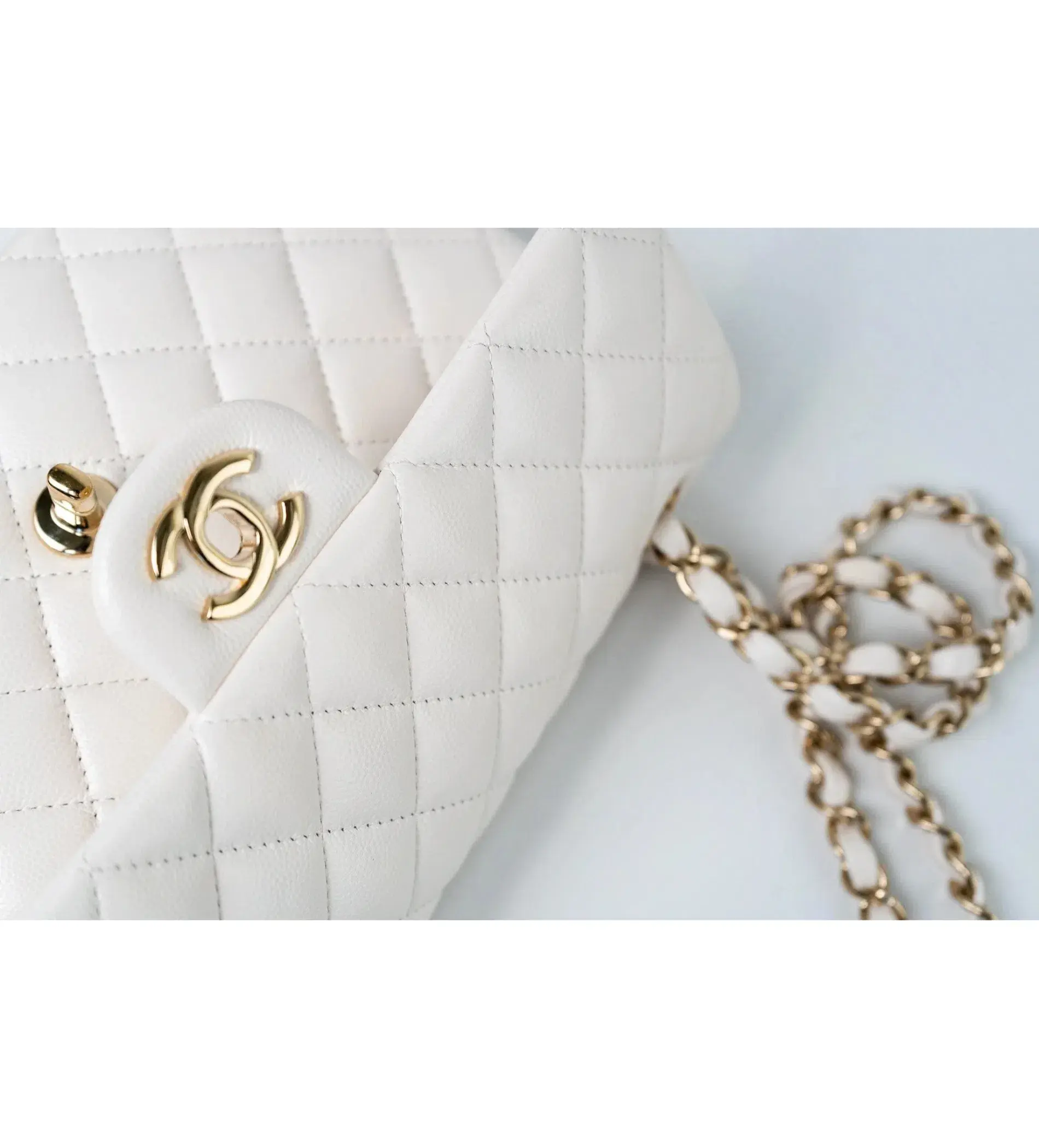 Chanel Classic Flap Bag in White - Image 6