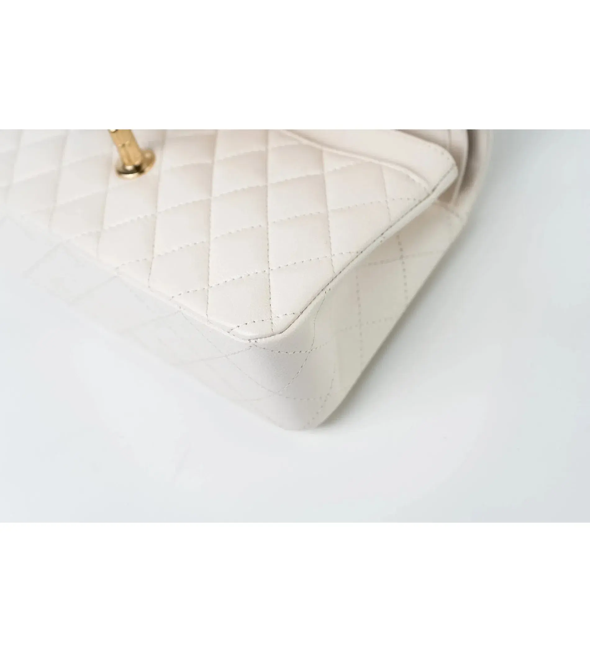 Chanel Classic Flap Bag in White - Image 4