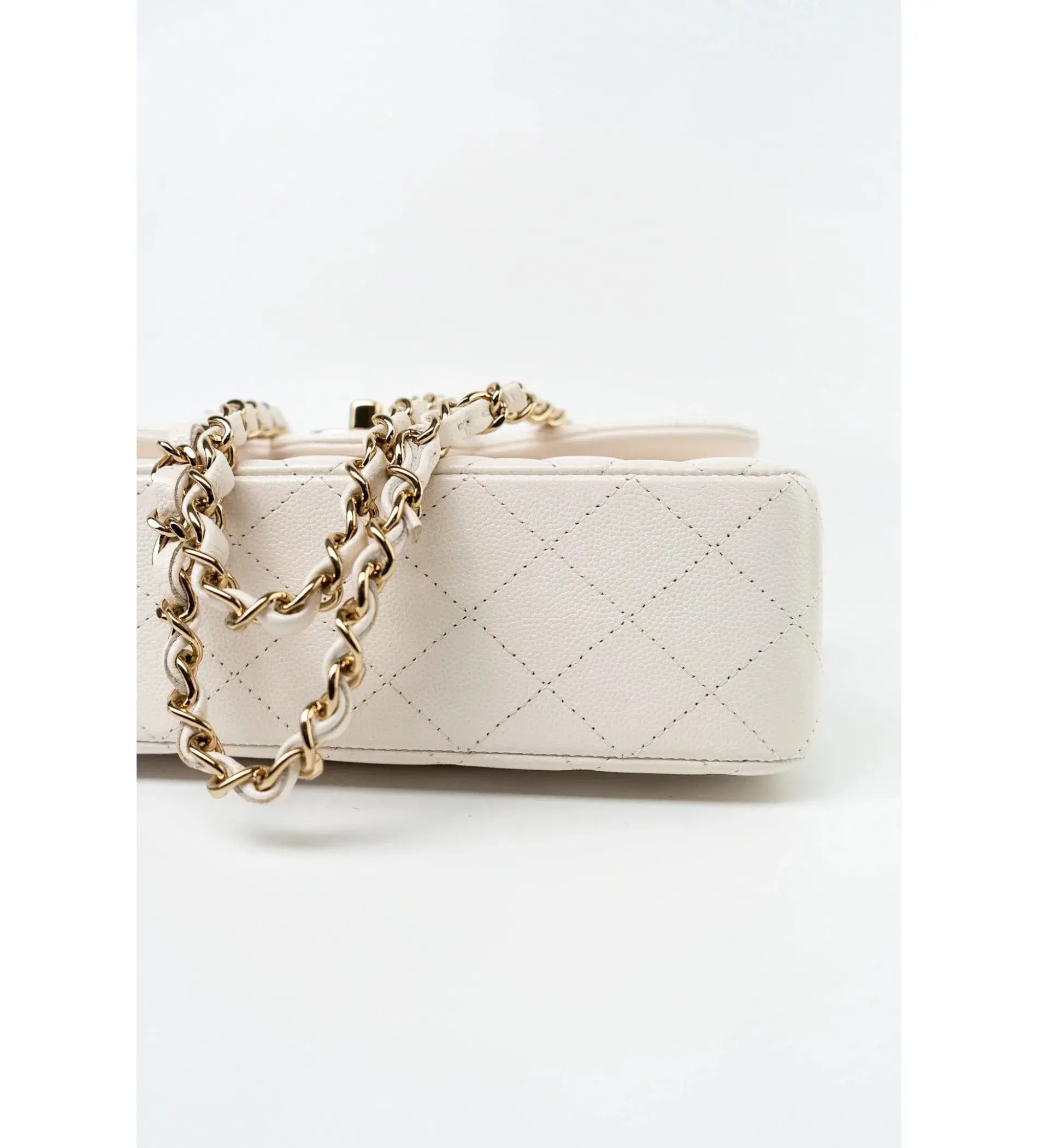 Chanel Classic Flap Bag in White - Image 5