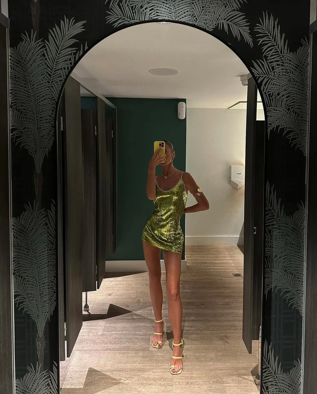 HANDOVER Hand Over Sequin Robers Dress Green Size 10 / M - Image 2