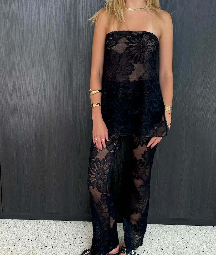 Vic and Woods black lace set - size 8 - Image 4