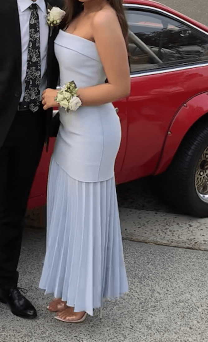LINEAR CREPE PLEAT STRAPLESS DRESS - Image 3