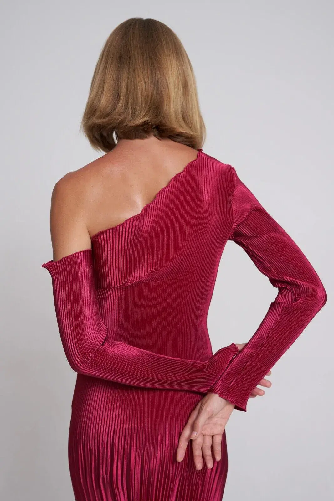 L'idee Soiree Gigi Pleated One Sleeve Cold Shoulder Gown Dress Ruby Red Size 8 / S - Image 5