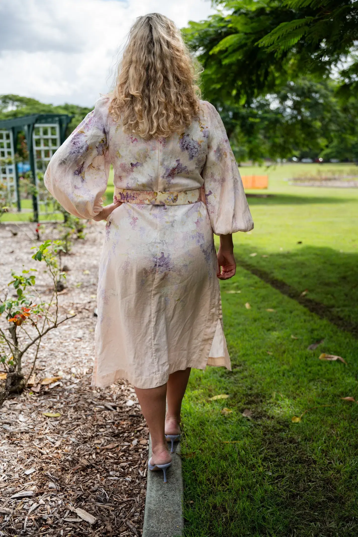 Zimmermann The Lyrical Buttoned Midi Dress in Dreamy Floral Size 4/Au 16  - Image 2