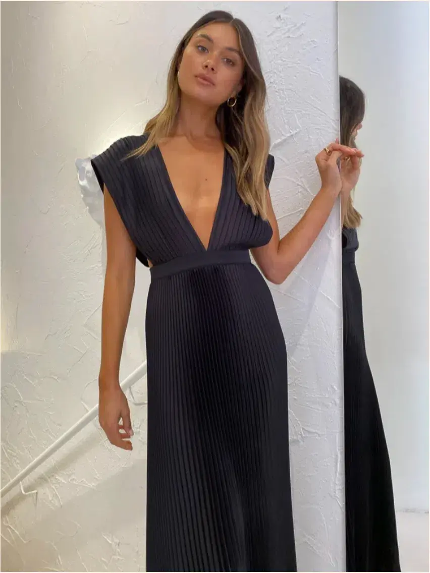 L'Idee Gala Gown in Noir Size 8 for rent on The Volte - main image