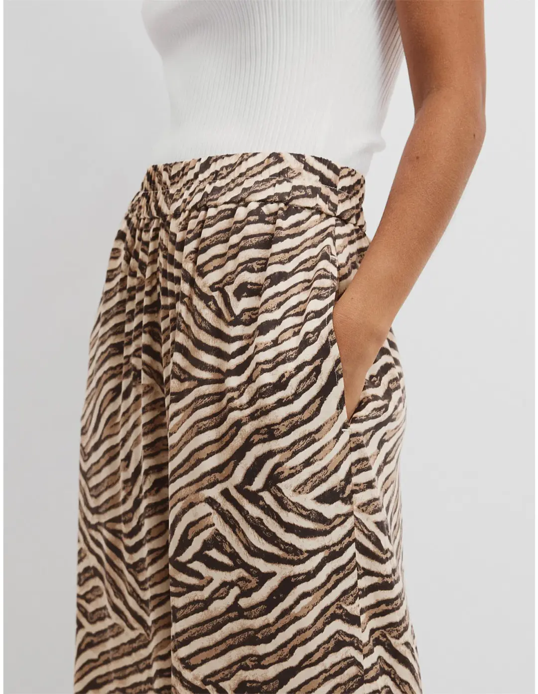 Country Road Print Cupro Pull-on Pant Print Size 6 for rent on The Volte - main image