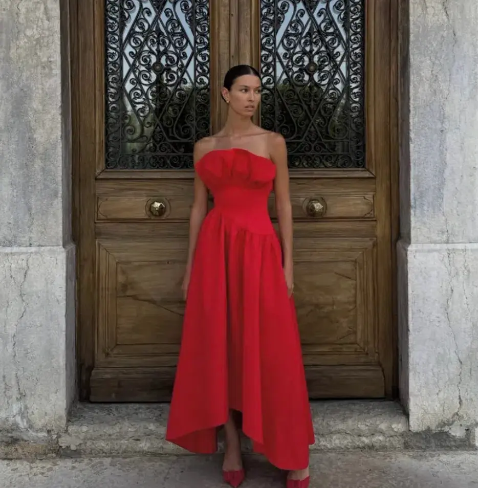 Laurel Gown Red Size 6 - Image 1