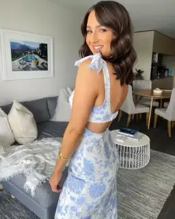 Zimmermann Postcard Floral Tie Shoulder Midi Dress in Blue Tonal Floral Size 1 / Au 10 for rent on The Volte - image 2